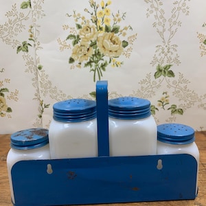 Ensemble de réchaud de cuisine vintage en verre de lait avec couvercle bleu et poignée de support en métal bleu, années 40