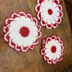 3 vintage red and white hand crocheted potholders kitchen 1940 style de or