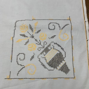 Große Vintage Leinen Tischdecke in Kreuzstich bestickt in gelben und braunen Herbstfarben 135 x 132 cm