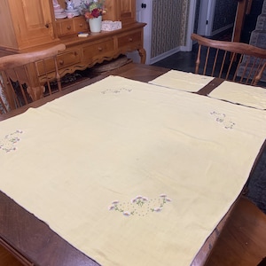 Vintage Leinenhand bestickt gelbe Tischdecke mit Gänseblümchen 96 x 92 cm und beinhaltet 2 passende Servietten