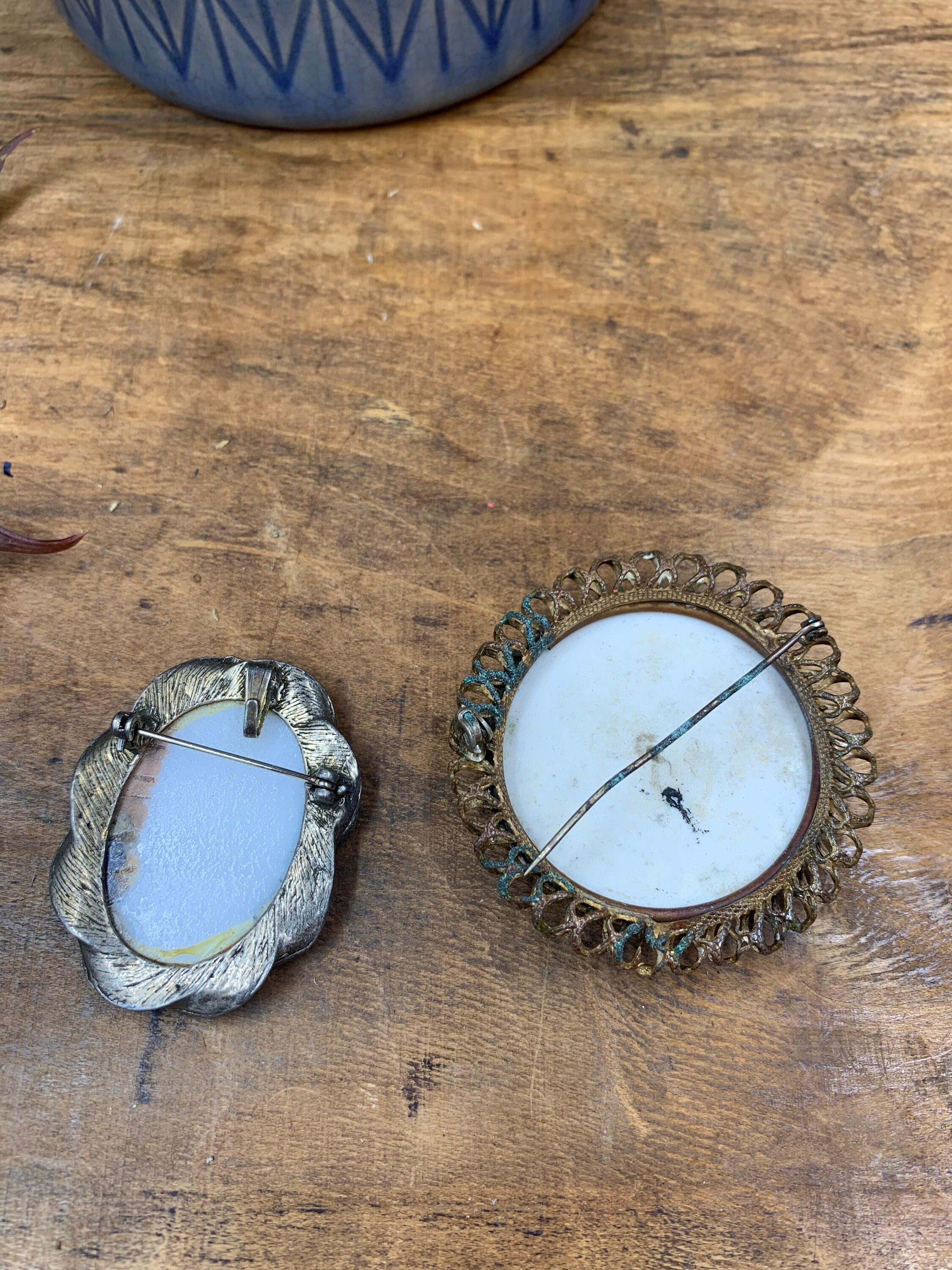 Lot De 2 Broches Vintage En Porcelaine - Motif Abstrait - Occasion