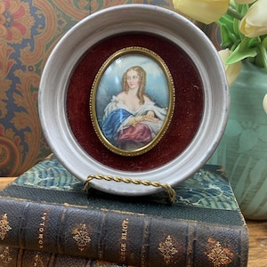 Cameo Creations of Victorian Lady Cynthia Chapel small portrait on velvet in round frame 6” circa 1960s #1