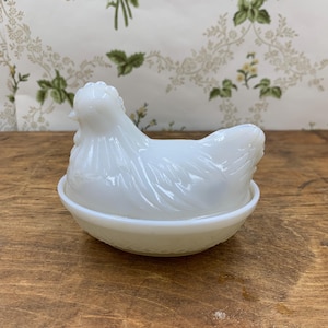 Kleine ongemarkeerde melkglas kip op nest vintage landelijke keuken 3,5 x 4,5 inch breed