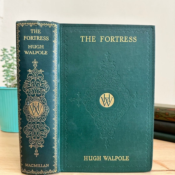 The Fortress door Hugh Walpole, Macmillan & Co 1933 Antiek / Vintage Boek UK, Groen Decoratief Boek met Goud Sierlijk Verguld, Shabby Chic Decor