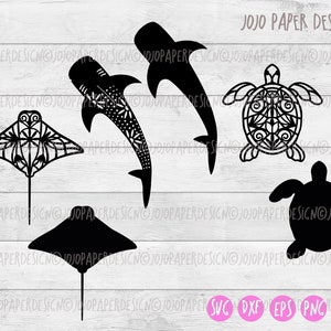 K&ouml;nnte beinhalten: Ein Set aus sechs schwarzen und wei&szlig;en digitalen Schnittdateien mit einer Mantarochen, einem Walhai, einer Schildkr&ouml;te mit Mandala-Design, einer Silhouette einer Schildkr&ouml;te und zwei Silhouetten von Mantarochen. Die Dateien sind in den Formaten SVG, DXF, EPS, PNG und PDF verf&uuml;gbar. JOJO PAPER DESIGNO ist oben im Bild gedruckt.