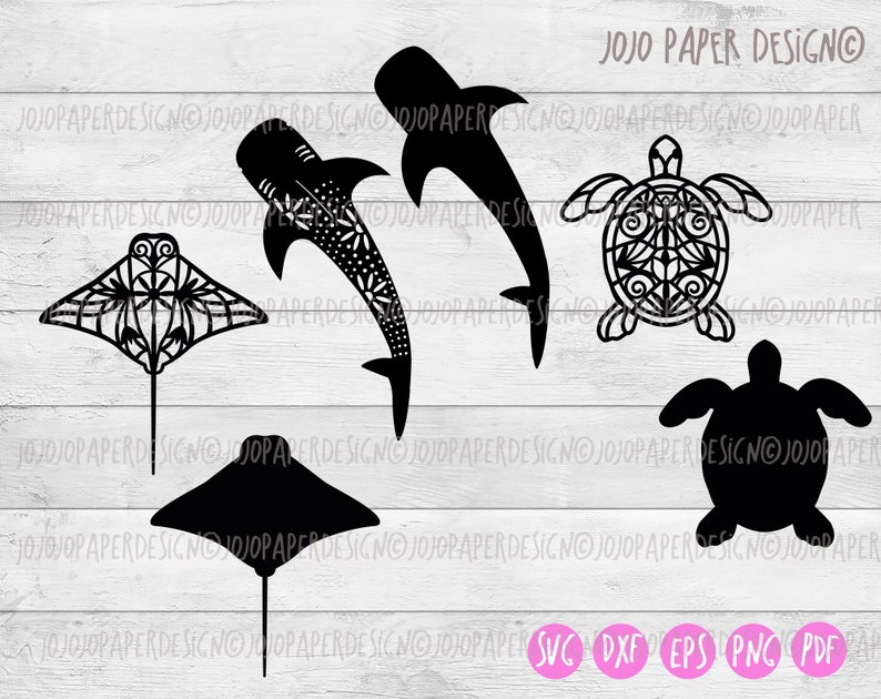 K&ouml;nnte beinhalten: Ein Set aus sechs schwarzen und wei&szlig;en digitalen Schnittdateien mit einer Mantarochen, einem Walhai, einer Schildkr&ouml;te mit Mandala-Design, einer Silhouette einer Schildkr&ouml;te und zwei Silhouetten von Mantarochen. Die Dateien sind in den Formaten SVG, DXF, EPS, PNG und PDF verf&uuml;gbar. JOJO PAPER DESIGNO ist oben im Bild gedruckt.
