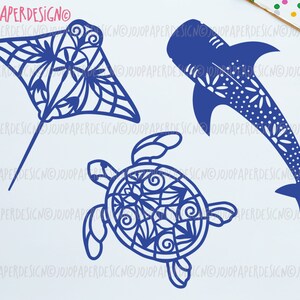 K&ouml;nnte beinhalten: Ein Set aus drei blauen Papierschnitten von Meerestieren: ein Mantarochen, ein Walhai und eine Meeresschildkr&ouml;te. Jede Ausschneidung hat ein detailliertes, kompliziertes Design.