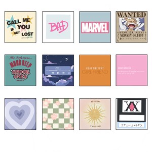K&ouml;nnte beinhalten: Eine Sammlung von zw&ouml;lf quadratischen Kunstdrucken mit verschiedenen Designs und Texten. Die Drucke zeigen S&auml;tze wie "CALL ME IF YOU GET LOST" und "HEAVYWEIGHT GIRLFRIEND", das Marvel-Logo, ein "WANTED"-Poster und andere Grafiken.