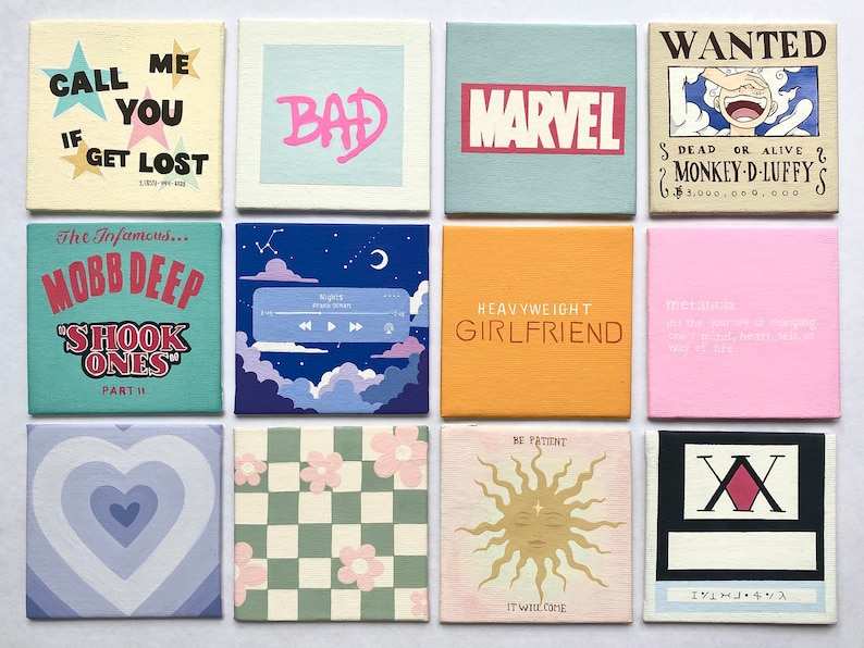 K&ouml;nnte beinhalten: Eine Sammlung von zw&ouml;lf quadratischen, handgemalten Kunstwerken. Jedes zeigt einzigartige Designs, darunter Texte wie "CALL ME IF YOU GET LOST" und "BAD". Weitere Designs umfassen ein "WANTED"-Poster, eine Musikplayer-Oberfl&auml;che und ein Schachbrettmuster.