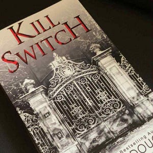 Puede incluir: Portada de libro con el título "KILL SWITCH" en letras rojas y blancas. La portada presenta una imagen en blanco y negro de una puerta ornamentada. El nombre del autor, Penelope Douglas, está impreso en la parte inferior.