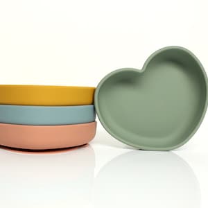 Plate with suction cup in heart shape * Heart bowl made of silicone * Non-slip * 4 different colors * Dishwasher safe *
