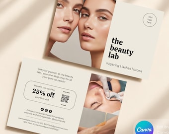 Op de afbeelding: Een promotioneel visitekaartje voor The Beauty Lab met fotografie van gezichten en schoonheidsbehandelingen. De kaart bevat tekst, een kortingsaanbieding van 25%, een QR-code, social media iconen, contactgegevens en een logoplaats.