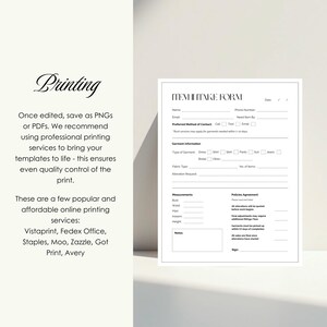 Op de afbeelding: Een wit item intake formulier met velden voor naam, contact en kledinginformatie. Het formulier bevat secties voor metingen en beleid. Tekst aan de linkerkant adviseert om op te slaan als PNG's of PDF's en vermeldt printdiensten.