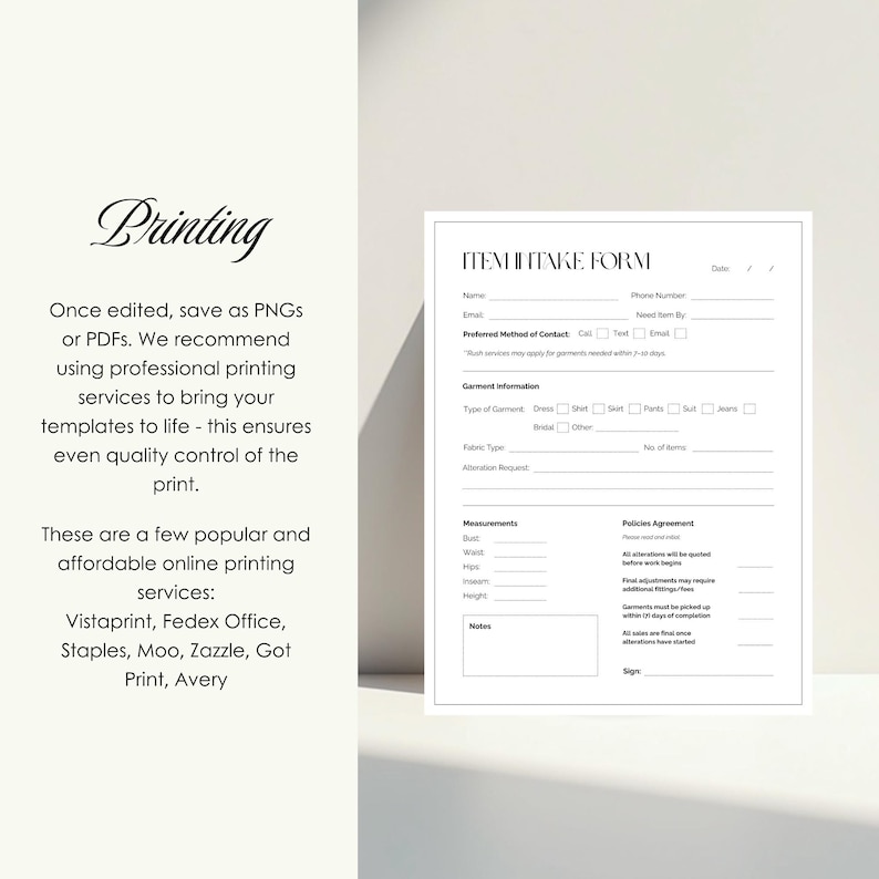 Op de afbeelding: Een wit item intake formulier met velden voor naam, contact en kledinginformatie. Het formulier bevat secties voor metingen en beleid. Tekst aan de linkerkant adviseert om op te slaan als PNG's of PDF's en vermeldt printdiensten.