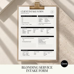 Op de afbeelding: Een wit papieren intakeformulier voor een blondingservice op een goudkleurig klembord. Het document bevat secties voor persoonlijke gegevens, afspraakdetails, haarhistorie en de huidige conditie van het haar met selectievakjes en lijnen.