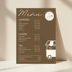 Puede incluir: Un menú de cafetería marrón con texto blanco que enumera opciones de espresso, café y té con precios de 12oz y 16oz. El diseño presenta un logotipo circular con una persona en una taza y un gráfico de un carrito de café a la derecha.