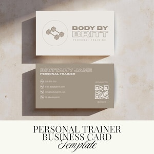 Puede incluir: Dos tarjetas de visita con temática de fitness. La tarjeta superior tiene el texto "BODY BY BRITT PERSONAL TRAINING" y un icono de mancuerna. La tarjeta inferior tiene información de contacto, incluido un número de teléfono, sitio web y nombre de usuario de redes sociales. Las palabras "PERSONAL TRAINER BUSINESS CARD Template" están en la parte inferior.