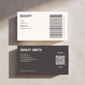 Può includere: Due biglietti da visita, uno bianco e uno grigio scuro. Il biglietto bianco è una ricevuta con "RECEIPT" in alto e "GORGEOUS HAIR" in basso. Il biglietto grigio scuro ha "ASHLEY SMITH" in alto e le informazioni di contatto in basso, incluso un codice QR.