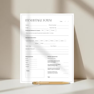 Op de afbeelding: Een wit Item Intake Formulier met zwarte tekst, inclusief velden voor naam, contact en kledinginformatie. Een gouden pen ligt onderaan. Het formulier is voor aanpassingen en bevat een sectie voor metingen.