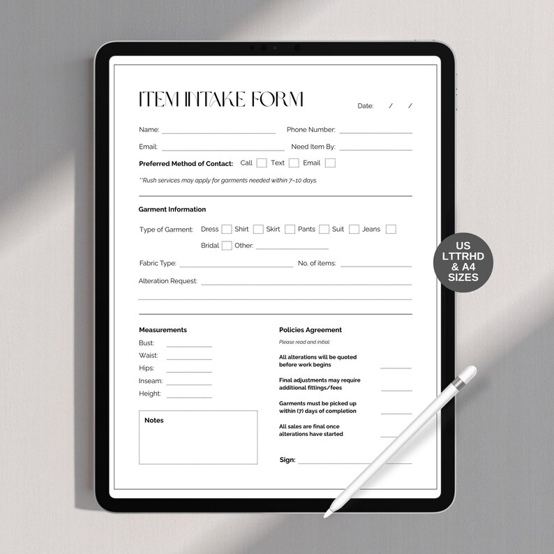 Op de afbeelding: Een digitaal formulier voor het aannemen van items op een tablet. Het formulier bevat velden voor naam, contactgegevens, kledingdetails en wijzigingsverzoeken. De tekst "US LTTRHD & A4 SIZES" is ook zichtbaar. Een stylus ligt op het scherm.