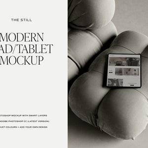 K&ouml;nnte beinhalten: Ein modernes iPad/Tablet-Mockup mit Website-Anzeige, das auf einem grauen, wolkenf&ouml;rmigen Kissen liegt. Das Bild enth&auml;lt den Text "THE STILL" und "MODERN IPAD/TABLET MOCKUP".