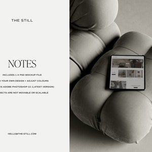 K&ouml;nnte beinhalten: Ein schwarzes digitales Tablet mit einem Website-Mockup liegt auf einem gro&szlig;en, grauen, wolkenf&ouml;rmigen Kissen. Das Kissen hat eine weiche, samtige Textur. Auf der linken Seite steht "THE STILL" und "NOTES".