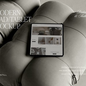 K&ouml;nnte beinhalten: Ein modernes Tablet-Mockup, das eine Website auf einer grauen, getufteten Oberfl&auml;che anzeigt. Das Tablet ist schwarz und die Website zeigt Produktbilder. Der Text auf dem Bild lautet "MODERN IPAD/TABLET MOCKUP" und "Realistic & Aesthetic".