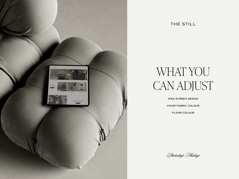 K&ouml;nnte beinhalten: Ein digitales Tablet mit einem Website-Mockup liegt auf einem grauen, wolkenf&ouml;rmigen Sofa. Der Text "THE STILL" und "WHAT YOU CAN ADJUST" sind sichtbar, zusammen mit Optionen f&uuml;r Design, Stoff und Bodenfarbe. Das Wort "Photoshop Mockup" ist ebenfalls vorhanden.