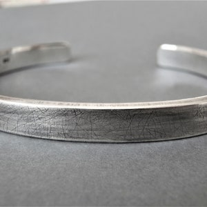 HERENMANCHET / Dikke sterlingzilveren manchet, rustieke armband, gepersonaliseerd, met de hand gestempeld personalisatie