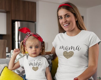 Conjunto de camisetas combinando com estampa de leopardo e coração para mamãe e filha