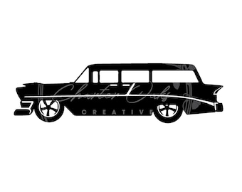 Può includere: Silhouette in bianco e nero di una station wagon d'epoca. L'auto ha una carrozzeria lunga e un lunotto posteriore grande. L'auto è rivolta a destra.