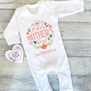 Personalisierte Babys erste Muttertag Outfit: Blumen 1st Andenken Custom Baby wachsen, Weste & Lätzchen
