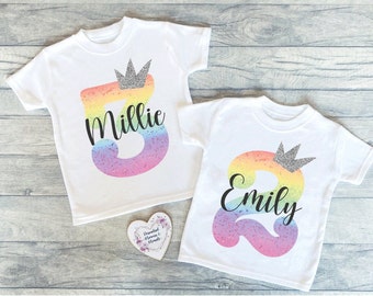 T-shirt personalizzata per il compleanno arcobaleno / T-shirt personalizzata per il ricordo del compleanno / Regalo di compleanno personalizzato / Camicia per compleanno con corona personalizzabile