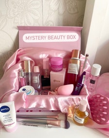 Mystery Beauty Makeup Box | Mystery Scoop | Gift for women | Gift for teenager | Gifts for her | Self care set | Pamper box | skin care box