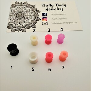 Paar siliconen oortunnels dubbele flare-pluggen rubber zacht lichaamssieraden roze paars zwart witte tint - Brancardmeters Spacer Earring 2G