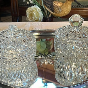 Lot de 2 bonbonnières en verre taillé très bon état