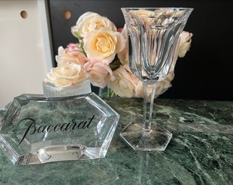 Un verre à vin Cristal Baccarat modèle Malmaison très bon état 17,3 cm