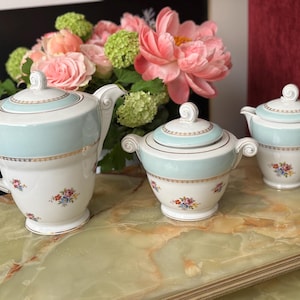 Théière et son pot à lait fleuries en porcelaine anglaise Wedgwood modèle Meadow Sweet