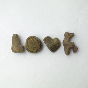 LOVE Rocks, Conjunto de 4 Letras de Seixos, Pedras de Praia Genuínas