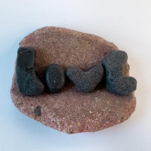 LOVE Rocks, Conjunto de 4 letras de seixos pretos, pedras de praia genuínas