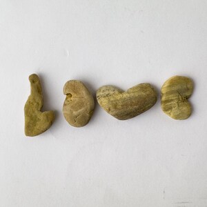 LOVE Rocks, Conjunto de 4 letras de seixos, pedras de praia genuínas em forma de coração