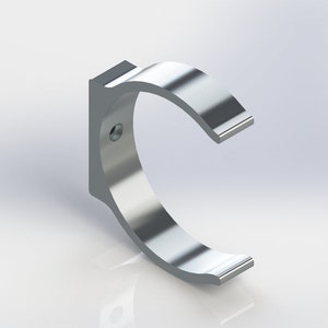 Puede incluir: Una abrazadera de tubo de metal plateado con un solo agujero para tornillo. La abrazadera está diseñada para sujetar un tubo o tubería de forma segura en su lugar.