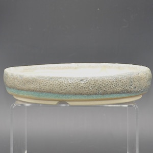 Peut inclure: Ensemble de trois mugs en céramique crème, avec un glaçage moucheté. Chaque mug présente un motif floral peint à la main en bleu, vert et jaune. Les tasses ont une forme arrondie simple et une anse confortable.