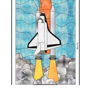 Può includere: Uno space shuttle bianco e arancione con accenti neri sta decollando nello spazio. Lo shuttle è circondato da nuvole grigie e un cielo blu con onde bianche. Lo shuttle ha due fiamme gialle che escono dal fondo.