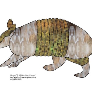 Könnte beinhalten: Ein braunes und grünes Gürteltier mit einem segmentierten Panzer. Das Gürteltier geht auf allen Vieren und hat einen langen Schwanz.