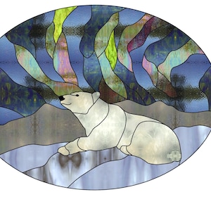Pode incluir: Um padrão de vitral de um urso polar sentado em uma montanha nevada com uma aurora boreal colorida ao fundo.