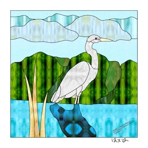 Peut inclure: Un vitrail représentant un héron blanc debout dans un plan d'eau bleu avec un feuillage vert en arrière-plan. Le héron est tourné vers la droite et a un long cou et un long bec. L'eau est d'un bleu clair et le feuillage est d'un vert foncé. Le motif est encadré d'une bordure blanche.