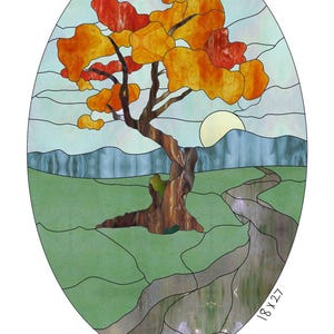 Könnte beinhalten: Stained-Glass-Muster eines Baumes mit orangefarbenen und roten Blättern, einem gewundenen Pfad und einer Sonne am Himmel. Das Muster ist 18 Zoll mal 27 Zoll groß. Das Muster wurde von Tiffany Aron Menocal entworfen und ist auf Etsy erhältlich.