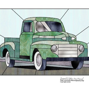 Puede incluir: Una representación en vitral de una camioneta vintage verde. La camioneta tiene un parabrisas blanco y neumáticos blancos. La camioneta está sobre un fondo azul claro.