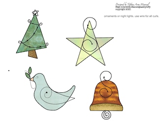 Könnte beinhalten: Vier Weihnachtsbaumschmuck: ein grüner Baum mit Lichtern, ein gelber Stern, ein blauer Vogel mit einem grünen Zweig im Schnabel und eine braune Glocke mit goldener Verzierung.